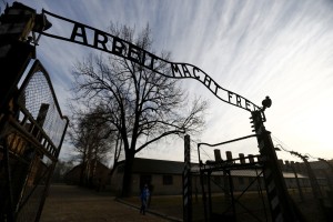 Britanska najstnika kradla v Auschwitzu