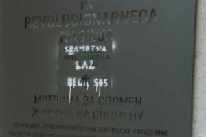 Mazaška akcija na kapelici v Kamniški Bistrici: "Sramotna laž bega SDS"