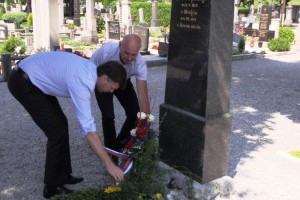 F&#38;V: Polaganje cvetja na grob Janeza Trdine