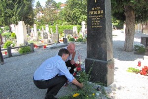 Župan položil cvetje na Trdinov grob