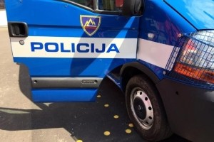 Brežiški policisti 20-letniku zasegli avtomobil