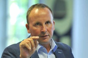 Golobičev kurirček, ki bi "potepuha" Jelinčiča metal skozi okno