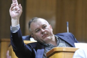 ZZR: Sojenje razpisano med sodnimi počitnicami krši ustavno pravico do obrambe