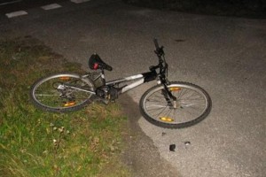 V nesreči hudo poškodovan kolesar