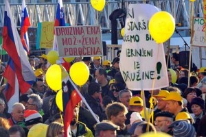 Ustavni sodniki verjetno šele jeseni o referendumu o zakonu o zakonski zvezi