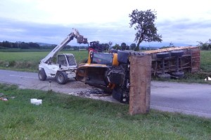 FOTO: Prevrnjen traktor zaprl cesto za 4 ure