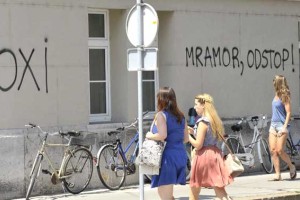 Z grafiti in rdečo barvo pomazali nemško veleposlaništvo in finančno ministrstvo