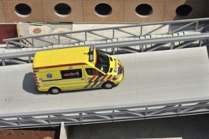 V nesreči pri postavljanju odra v Lahovčah umrl 34-letnik, sodelavec huje poškodovan