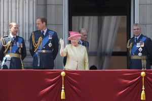 Britance razburja posnetek nacističnega pozdrava kraljice Elizabete II.