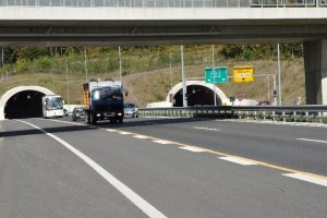 Na slovenskih avtocestah občutno manj prometa, Dars hiti z vzdrževalnimi deli