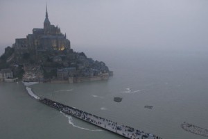 Jezni francoski kmetje blokirajo cesto v Mont Saint-Michel