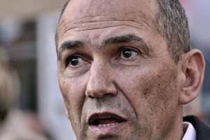 Janša na Twitterju: Očitno režim v Sloveniji prisluškuje samo svojim državljanom
