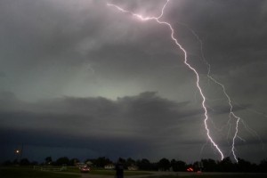 Vremenske nevšečnosti: Strela udarila v kozolec ...