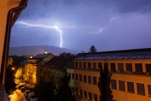Nočno neurje je podiralo drevesa in prekinjalo oskrbo z elektriko