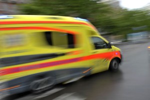 V trčenju z avtom umrl motorist