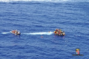 Konec iskanja preživelih migrantske tragedije; v težavah so že druge ladje