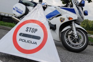 Smrt motorista: padel po vozišču in trčil v varnostno ograjo