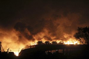 V eksplozijah v kitajskem Tianjinu na desetine mrtvih