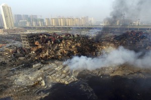 Eksplozija v kitajskem Tianjinu terjala že več kot 80 žrtev; prebivalce evakuirajo