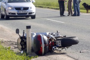 Na Jezerskem v prometni nesreči umrl motorist