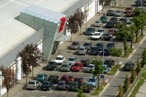 Starša leta: Štiri otroke pustila v avtu in šla po nakupih
