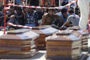Italija zaradi umrlih migrantov aretirala osem domnevnih tihotapcev