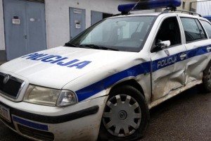 FOTO: Z avtom v policijsko vozilo, policista poškodovana