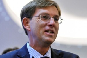 Cerar: Na morebitno večje število beguncev smo pripravljeni, Erjavec pa uživa moje zaupanje