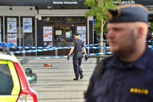 Streljanje v predmestju Stockholma, ena oseba mrtva, storilci so se predali