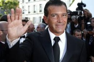 Antonio Banderas obiskuje šolo za modno oblikovanje