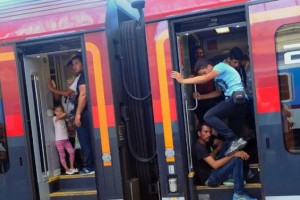 Na stotine migrantov v Budimpešti navalilo na vlake v smeri Avstrije in Nemčije