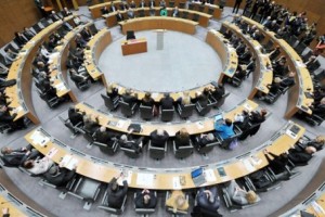 Poslanci po počitnicah znova na delu, danes dve seji o begunski problematiki
