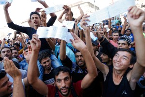 Begunce s posebnega vlaka izkrcali blizu madžarskega azilnega centra