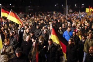 V nemškem Dortumundu protesti proti beguncem, v Parizu demonstracije za solidarnost z begunci