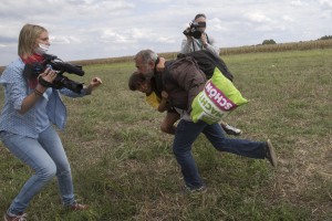 VIDEO: Madžarska snemalka spotaknila begunca z otrokom v rokah, brcnila drugega begunca