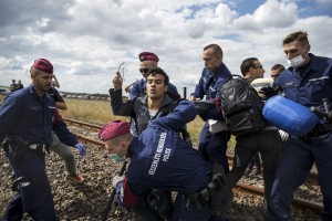 Madžarska policija proti beguncem, ki so se peš odpravili proti zahodu, tudi s solzivcem