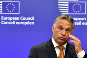 Orban očita Nemčiji, da je zaradi njenih potez izbruhnil kaos med begunci na Madžarskem