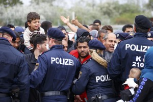 Madžarska policija begunce vozi direktno na mejo z Avstrijo 