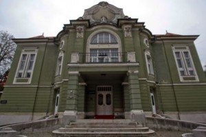 Zahteva za objavo popravka na članek »Družinsko gledališče absurda«