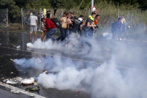 Madžarska policija s solzivcem proti beguncem na meji s Srbijo 