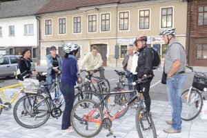 FOTO: Krčani v službo s kolesom, na OŠ Veliki Gaber s policisti