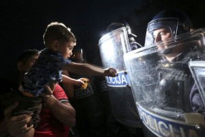 V Slovenijo naj bi danes vstopilo več kot 1000 migrantov, v Rigoncih policija uporabila solzivec