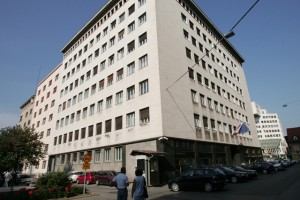 Zaradi navala priseljencev MNZ zaposluje