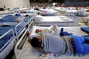 V Nemčiji zaradi desničarskih protestnikov ogradili bivališče migrantov