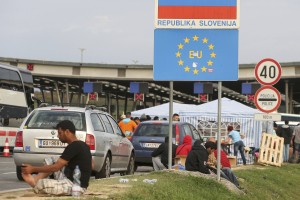 Migrante z meje vozijo v notranjost Slovenije, več sto jih čaka na Šentilju