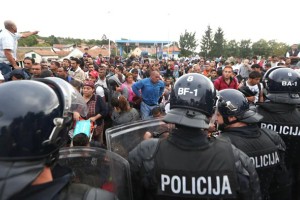 Policistom na meji v 26 urah dva sendviča in voda, hrano in pijačo so morali kupovati sami