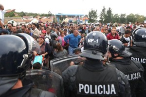 Med migranti se je potuhnil Srb s prepovedjo vstopa v schengensko območje