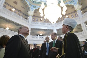 Putin odprl največjo mošejo v Evropi in kritiziral Islamsko državo