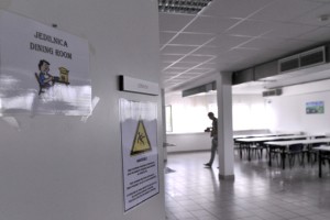 Sprejemni in nastanitveni centri za zdaj prazni, v Postojni 23 tujcev