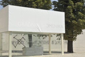 S prašičjim kadavrom oskrunjen spomenik vsem žrtvam vojn